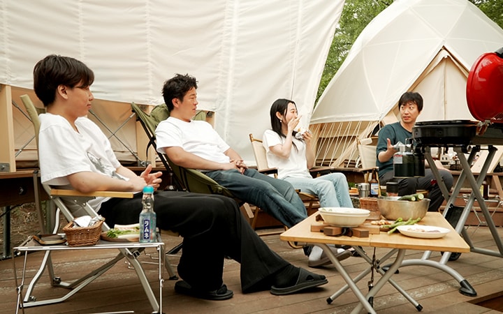 4人で昼食を食べている様子の写真