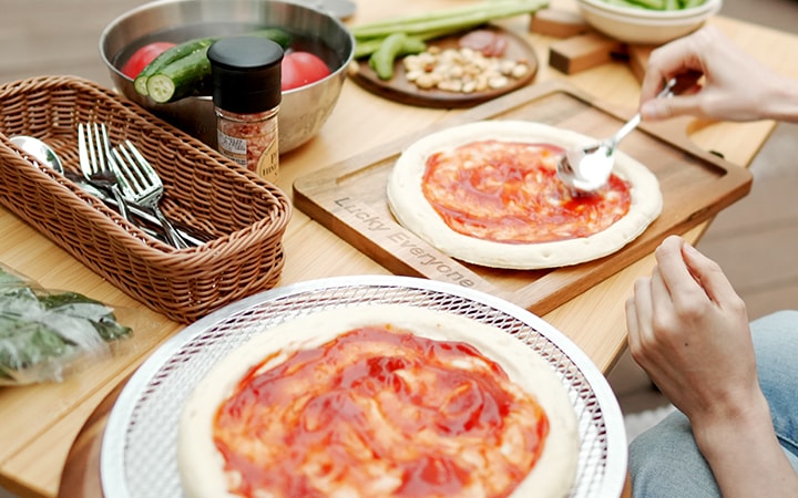 BBQの食材の準備をしている様子の写真