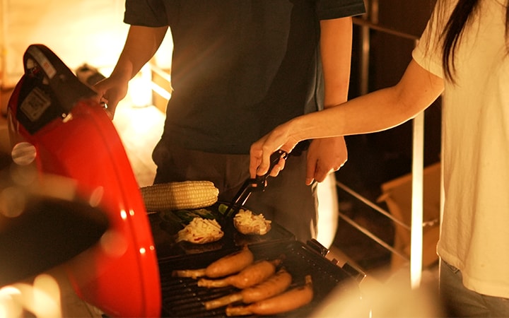 BBQを楽しんでいる様子の写真