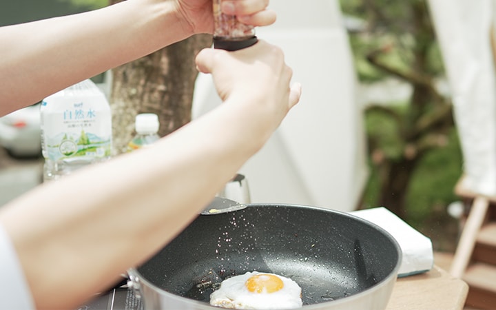 朝食を作っている様子の写真