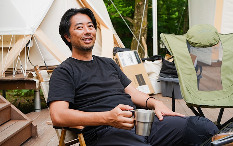 屋外でリラックスしている男性