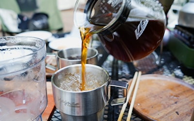 コーヒーを入れている様子