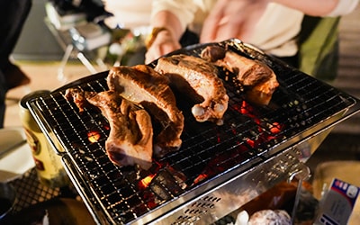 スペアリブを焼いている様子